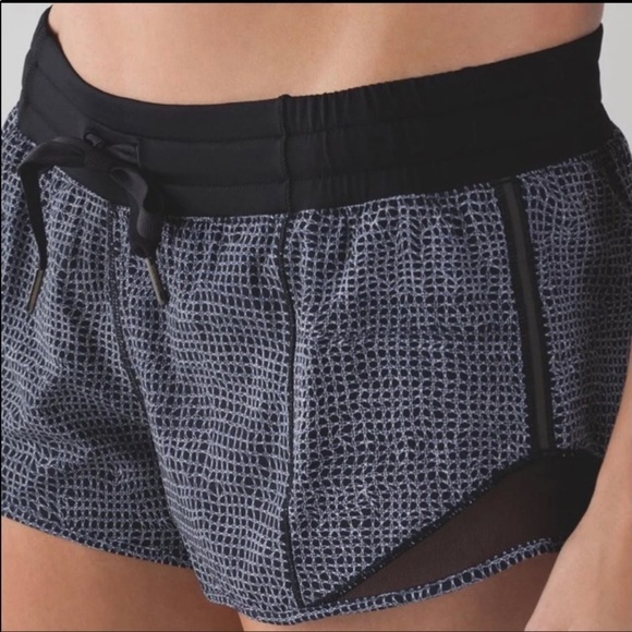 Lululemon Fall Net Print Drawstring Mesh Inset Running Hotty Hot Shorts - Picture 2 of 9